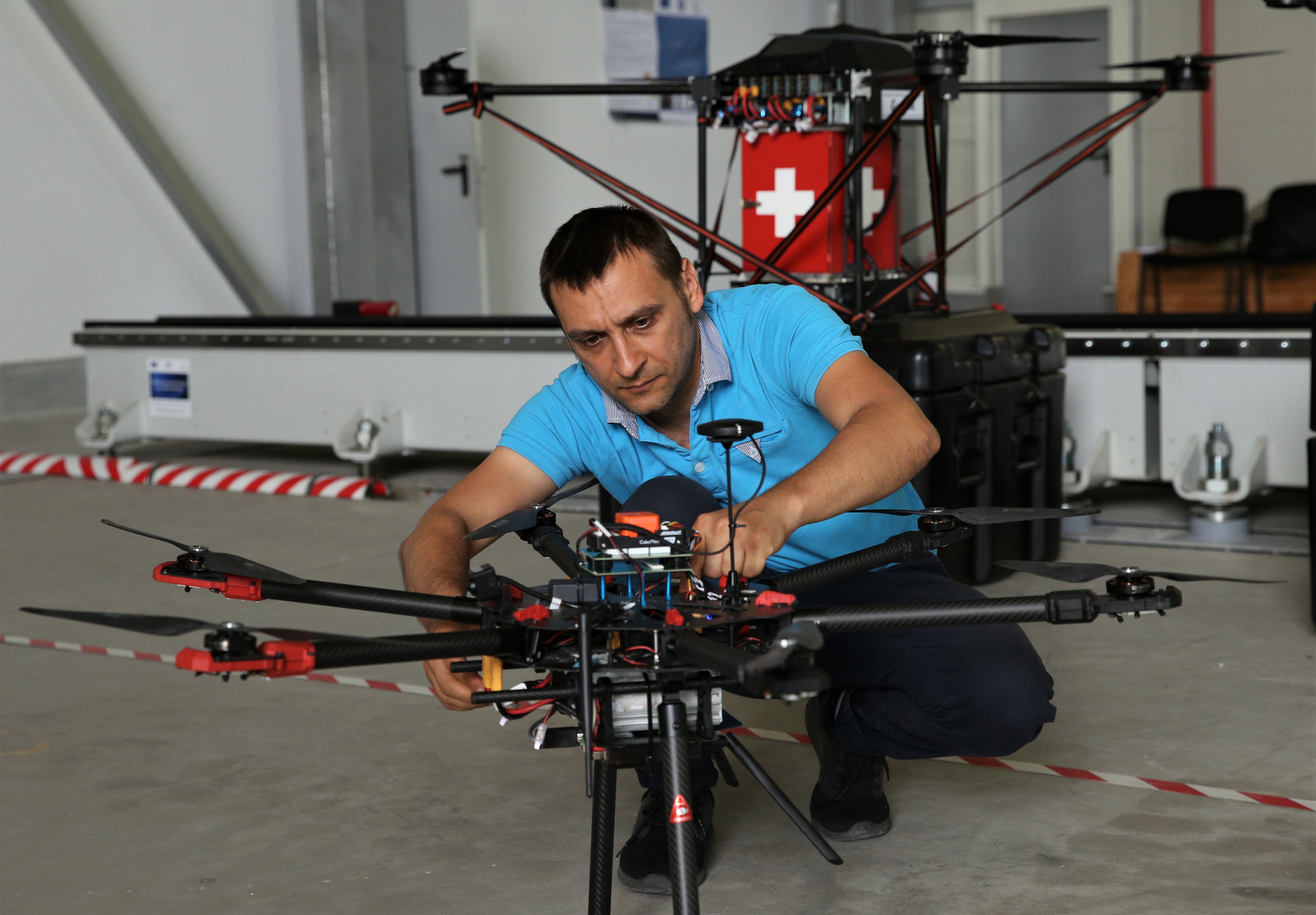 Drone românești trimise la luptă împotriva COVID-19. Misiunea lor: livrări urgente și depistarea oamenilor care nu poartă mască