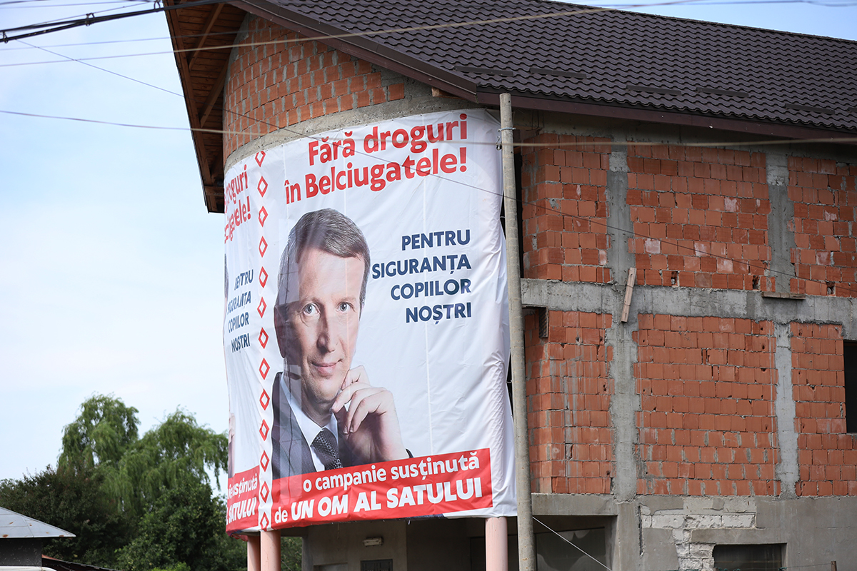 REPORTAJ Alegeri 2024 | Poliție, jandarmi și o bunică speriată de propria nepoată la Belciugatele: „M-a făcut în tot felul că am urcat în mașina primarului!”