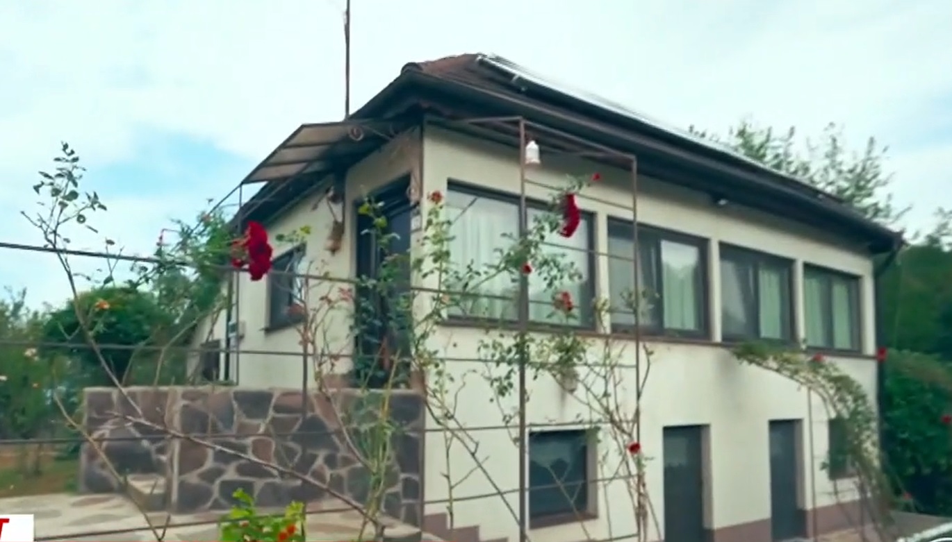 Imagini cu casa în care locuiește Elena Lasconi în Câmpulung Muscel. A descris-o ca fiind căminul visurilor sale
