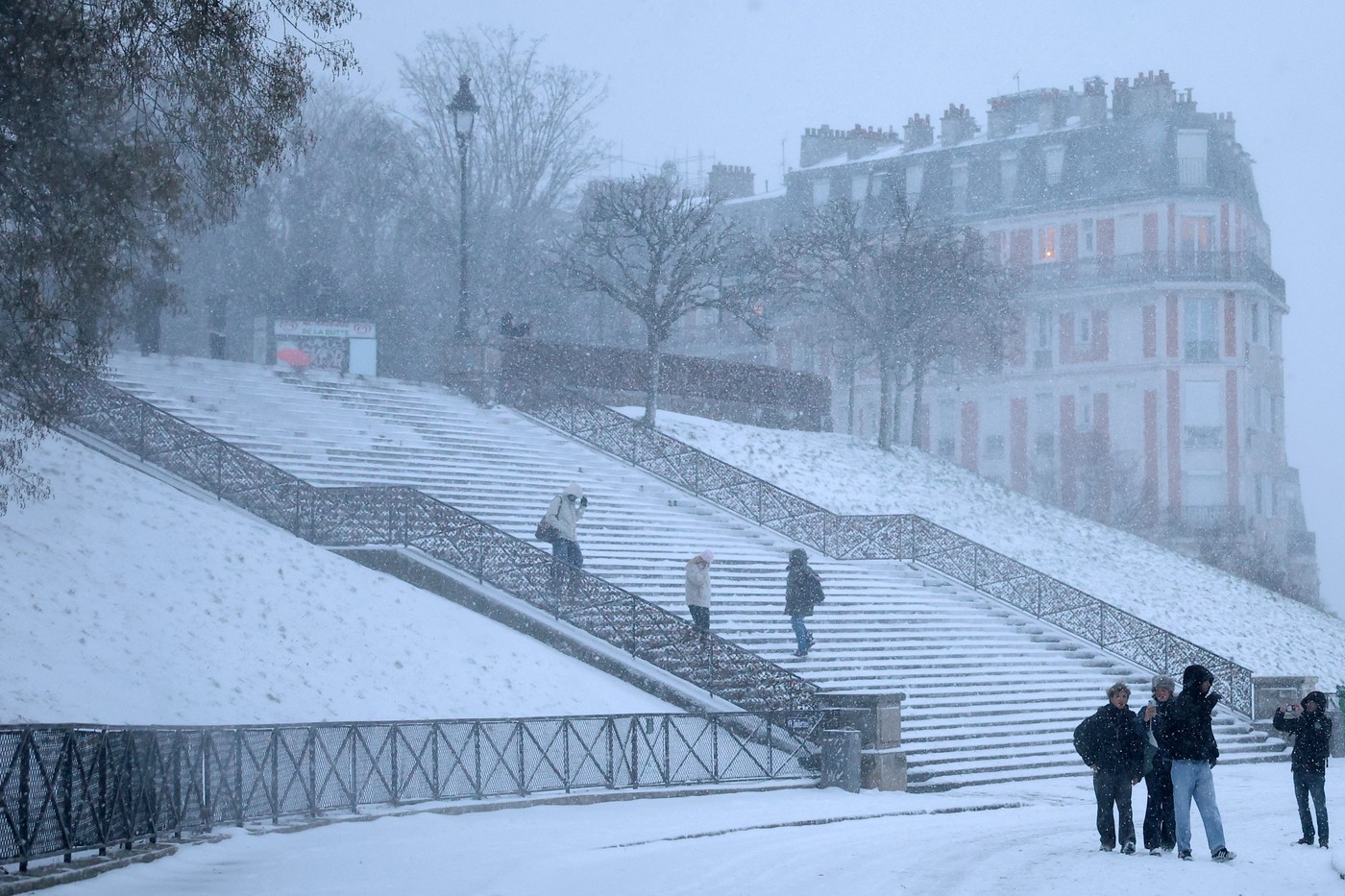 Schiorii au ocupat Montmartre în Paris, bătaie cu bulgări de zăpadă pe aeroport în Olanda | VIDEO