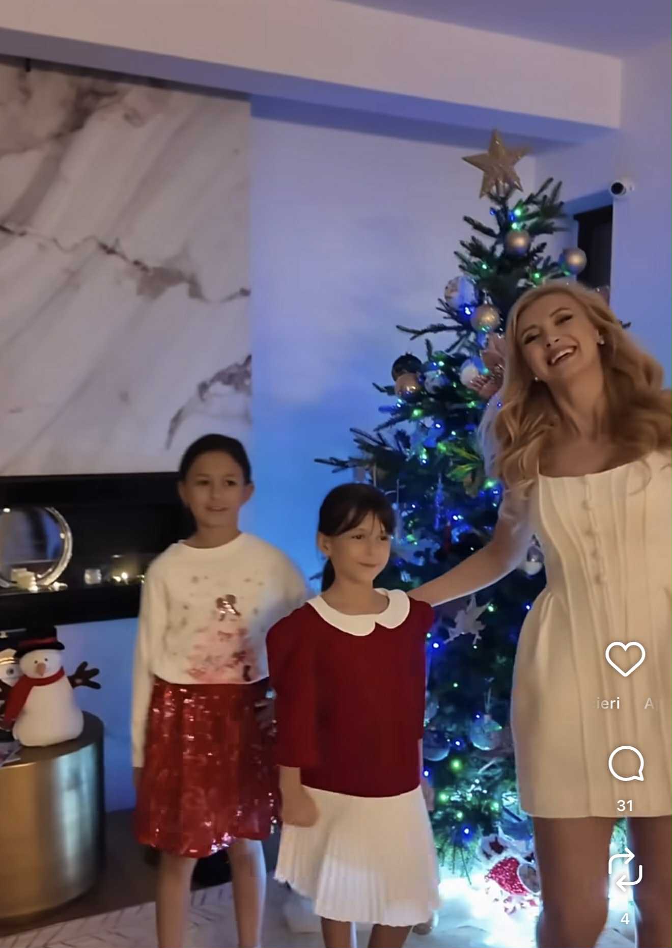 Imagini cu bradul de Crăciun împodobit de Andreea Bălan și fetițele ei. Victor Cornea le-a ajutat: „Uitați cât de drăguț a ieșit”