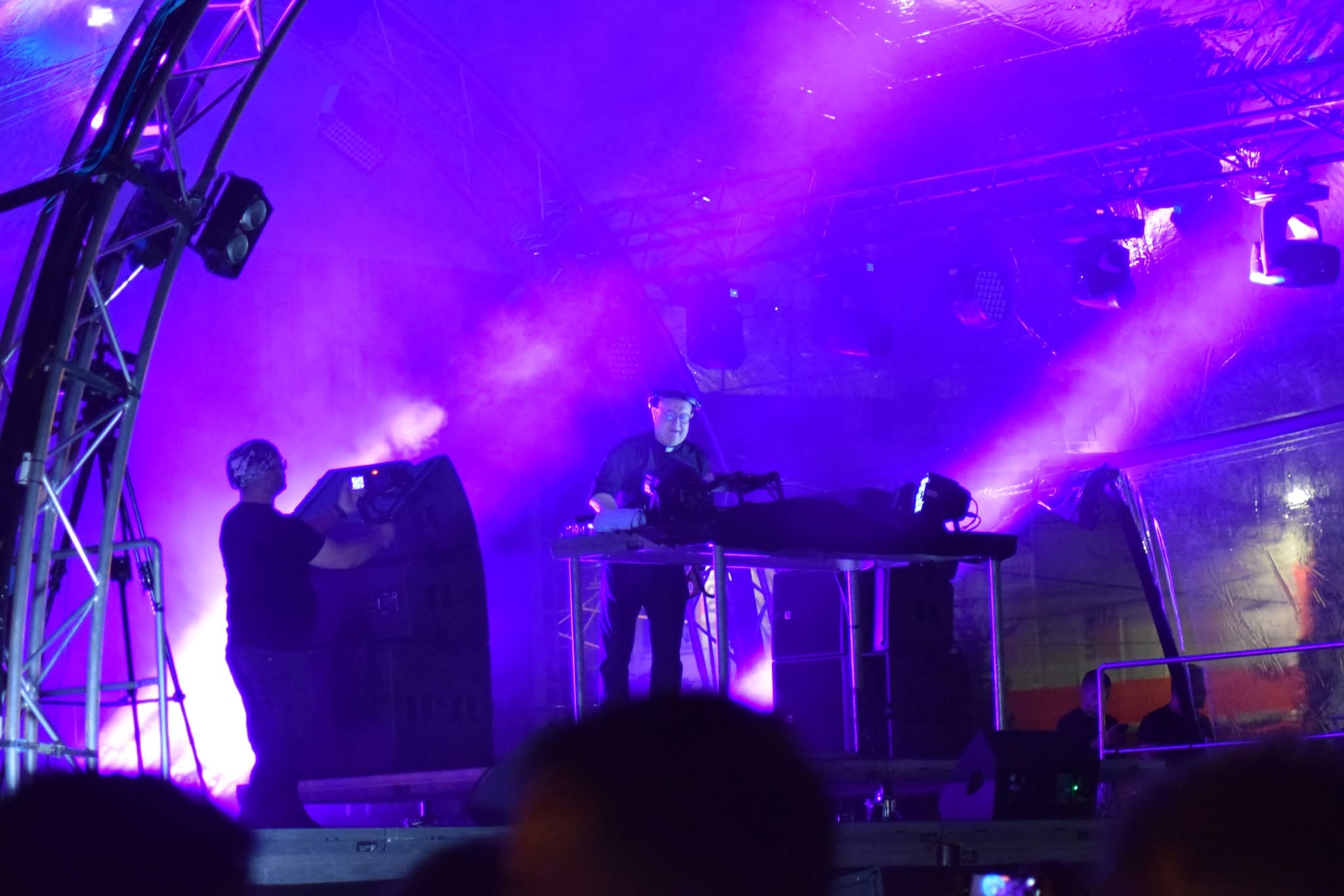 Un preot DJ a făcut show pe o scenă, la Cluj: „Mixez această credință”