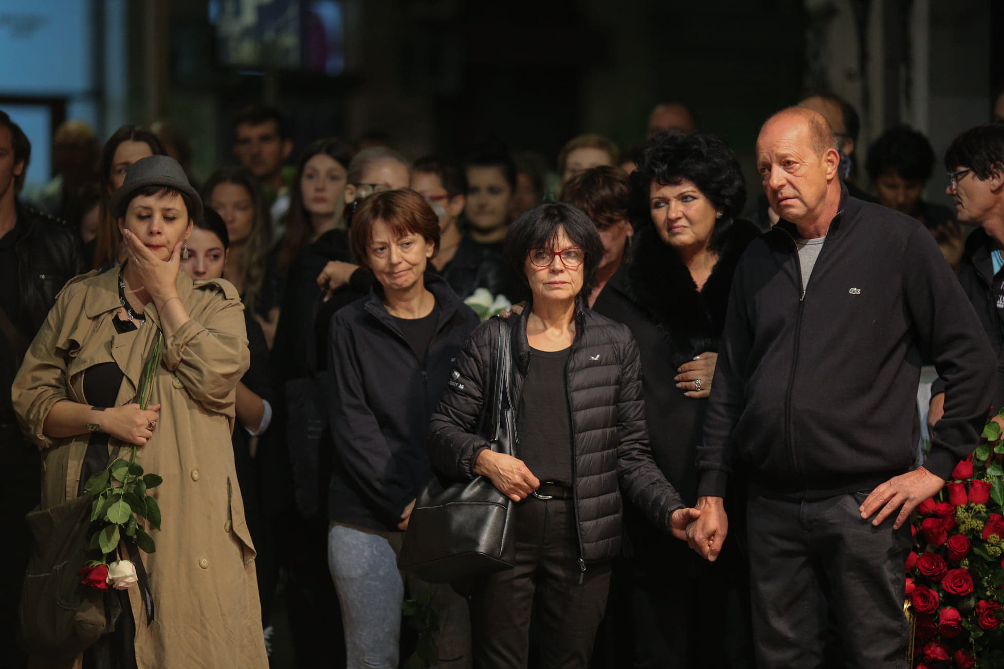 Trupul neînsufleţit al lui Ducu Darie a fost depus la Teatrul Bulandra. Actrița Oana Pellea, îndurerată, la căpătâiul regizorului