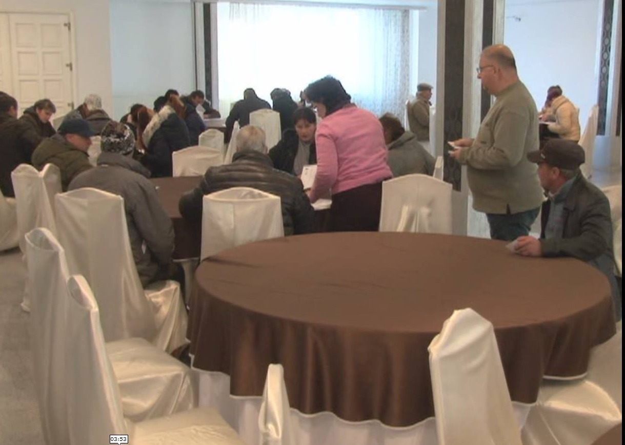 FOTO| Mirajul unui trai decent: Îmbulzeala de la ușa unui hotel din România pentru un loc la cules de căpșuni în Spania