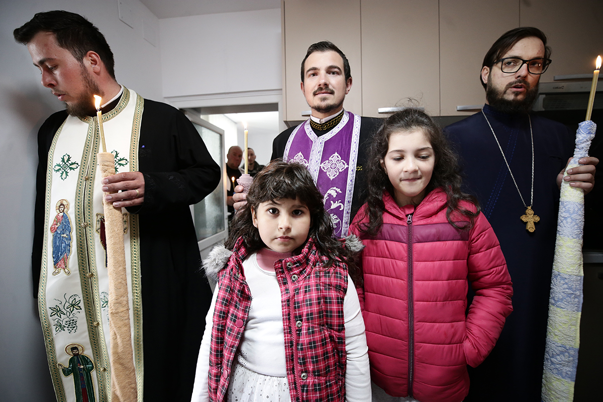 Fața discretă a Bisericii. Miracolul făcut de un preot și de oamenii dintr-un sat din Tulcea pentru o fetiță sărmană de 8 ani: „Roz a vrut, roz a ieșit!”