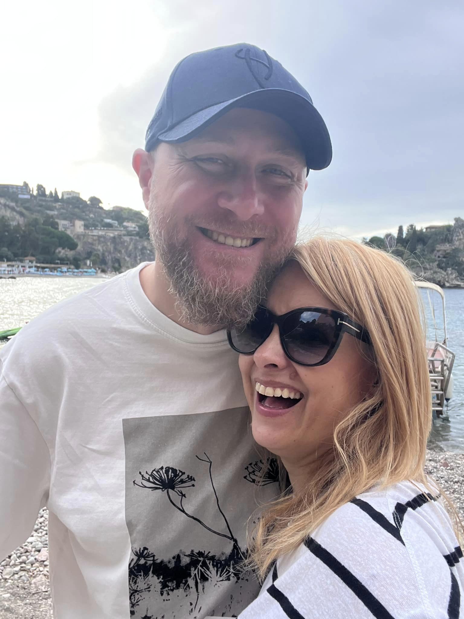 Cum arată Simona Gherghe în costum de baie la 46 de ani, după ce a născut doi copii. Imagini cu prezentatoarea în vacanță, în Grecia