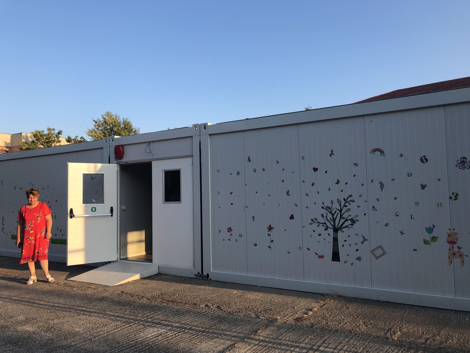 REPORTAJ/ Clopoțelul a sunat în containere la începerea noului an într-o școală din Timișoara. Primarul i-a îndemnat pe cei mici să devină ”oameni școlați” - FOTO