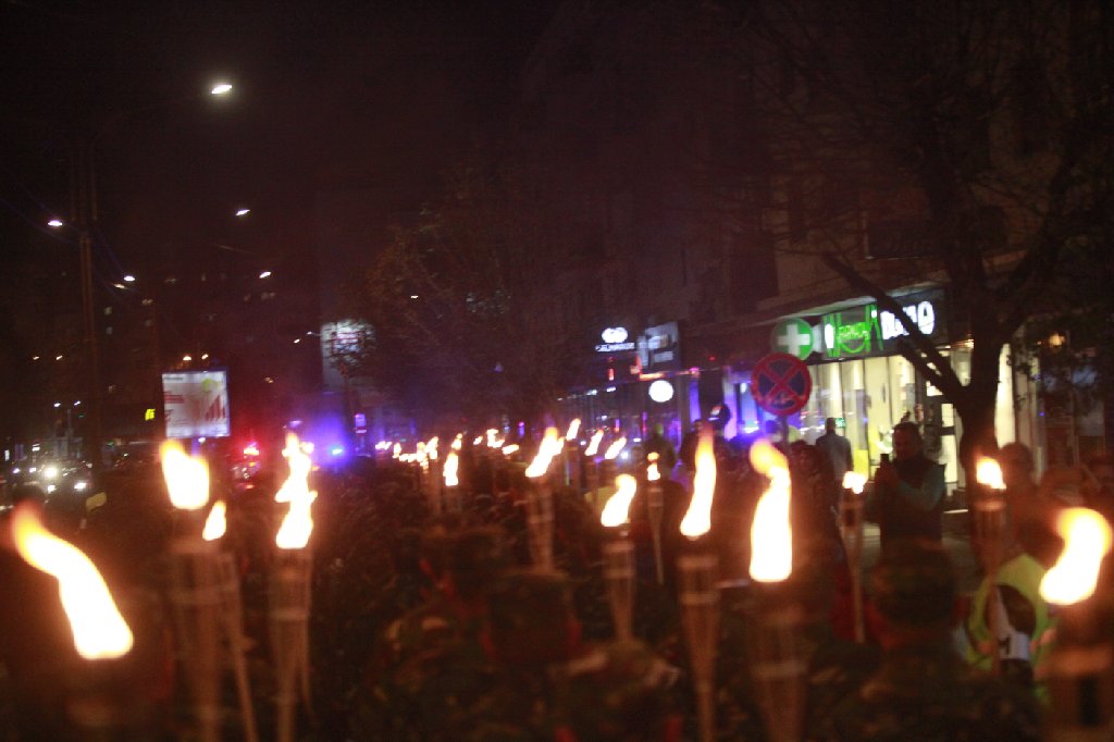 REPORTAJ: Sute de buzoieni au poftit la fasolea cu ciolan gătită în stil cazon de Ziua Armatei. "Bună fasolea, dar cam chioară. Nu prea am găsit ciolanul”- FOTO&VIDEO
