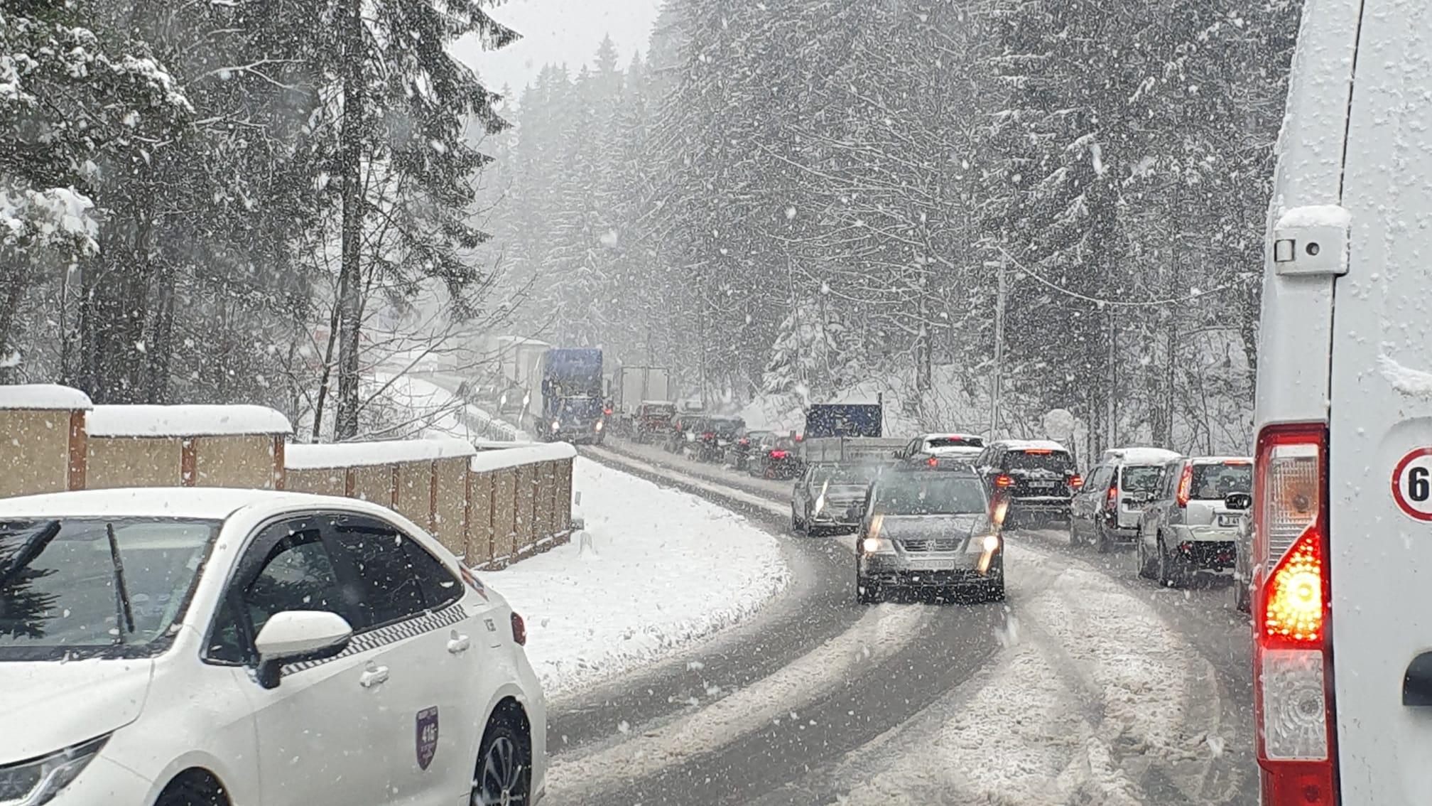 Trafic blocat pe DN 1 și pe drumul spre Râșnov, din cauza zăpezii. Coloane de câțiva kilometri