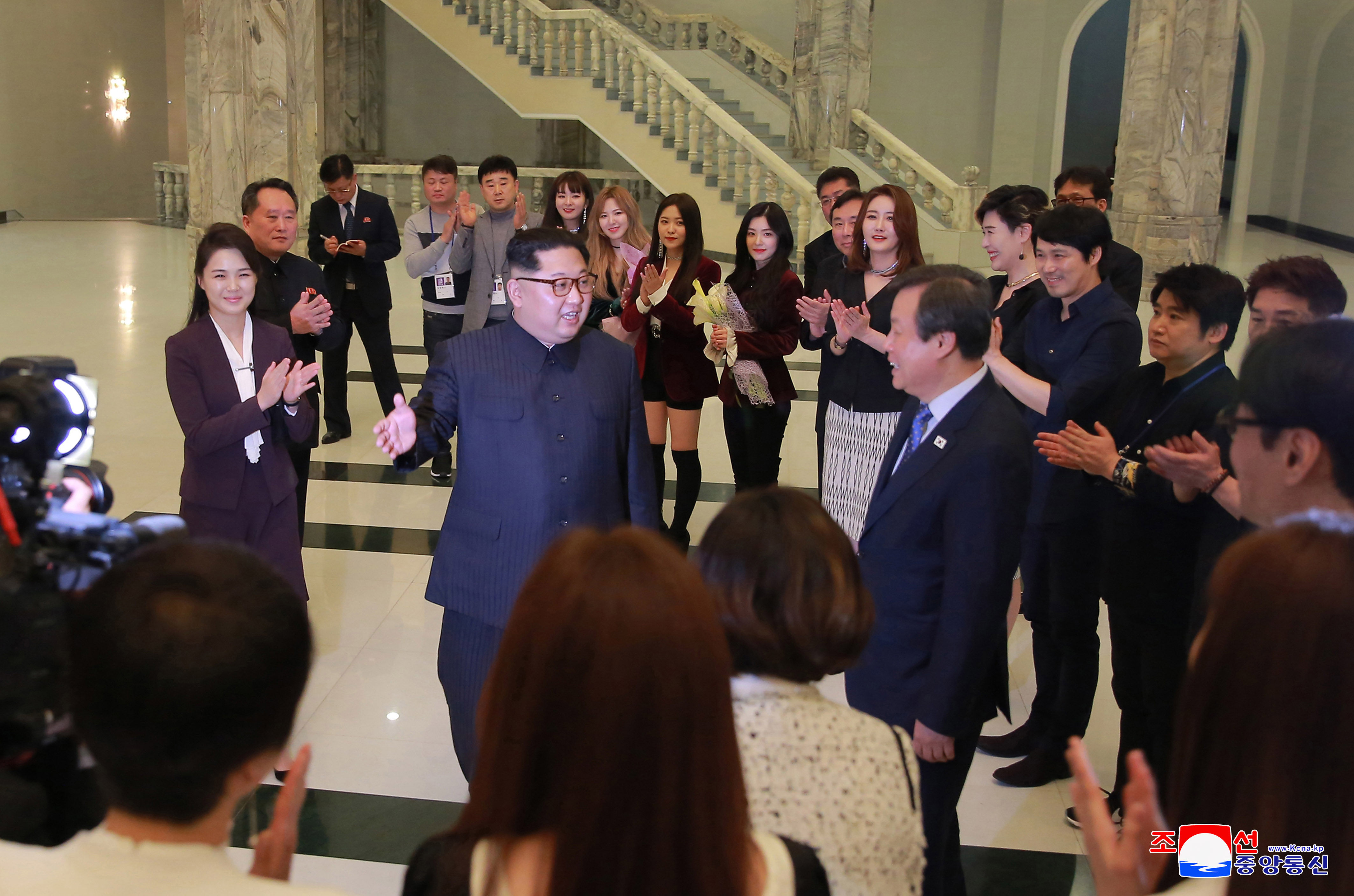 GALERIE FOTO | Kim Jong-un, ”emoționat profund” de concert sud-coreean de la Phenian