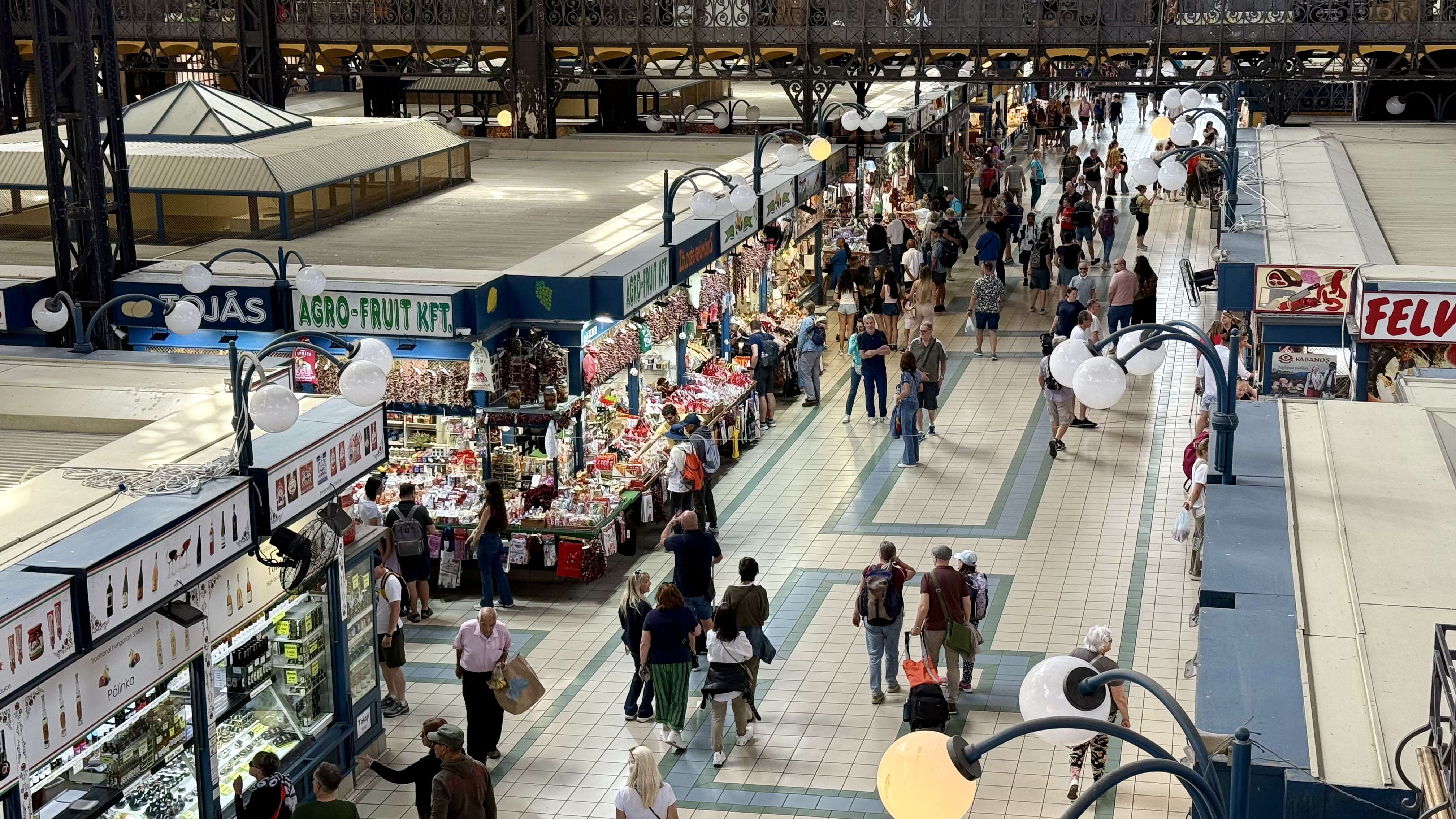 Spectacol culinar total la doi pași de România. Cât costă o porție de gulaș și ce-am descoperit într-o piață unicat