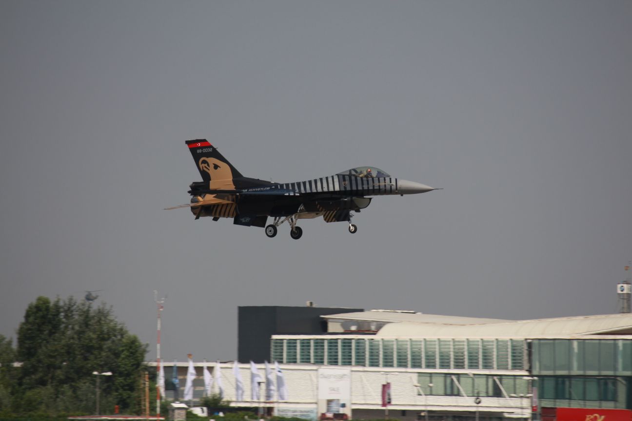 UPDATE | FOTO&VIDEO/ BIAS 2017, spectacol la înălțime! Peste 100 de avioane pe cerul Capitalei, la cel mai mare show aviatic din România. Final spectaculos!