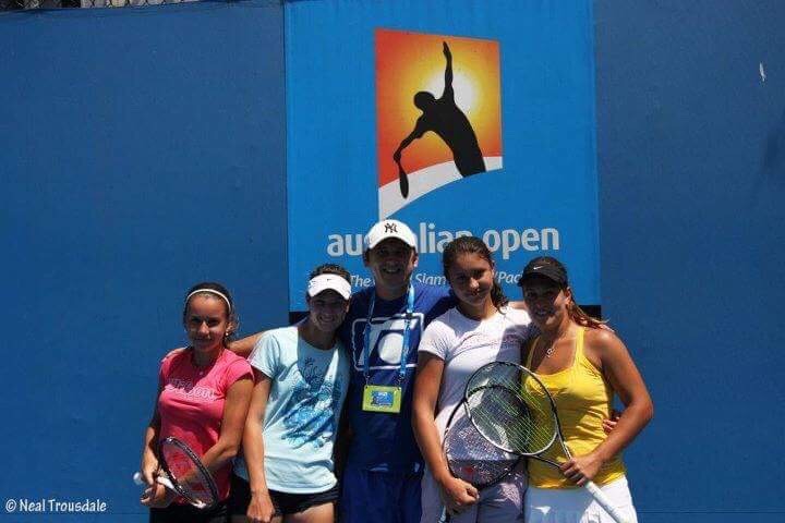 Ioana Loredana Roșca, câștigătoarea probei de dublu junioare la Roland Garros 2014, luptă ca să poată juca tenis. E studentă, a lucrat barmaniță în Spania și strânge bani pe internet