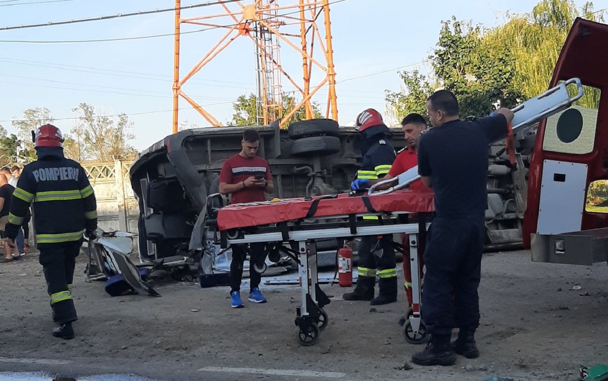 15 victime într-un microbuz lovit de un TIR și răsturnat, la Șivița, în Galați