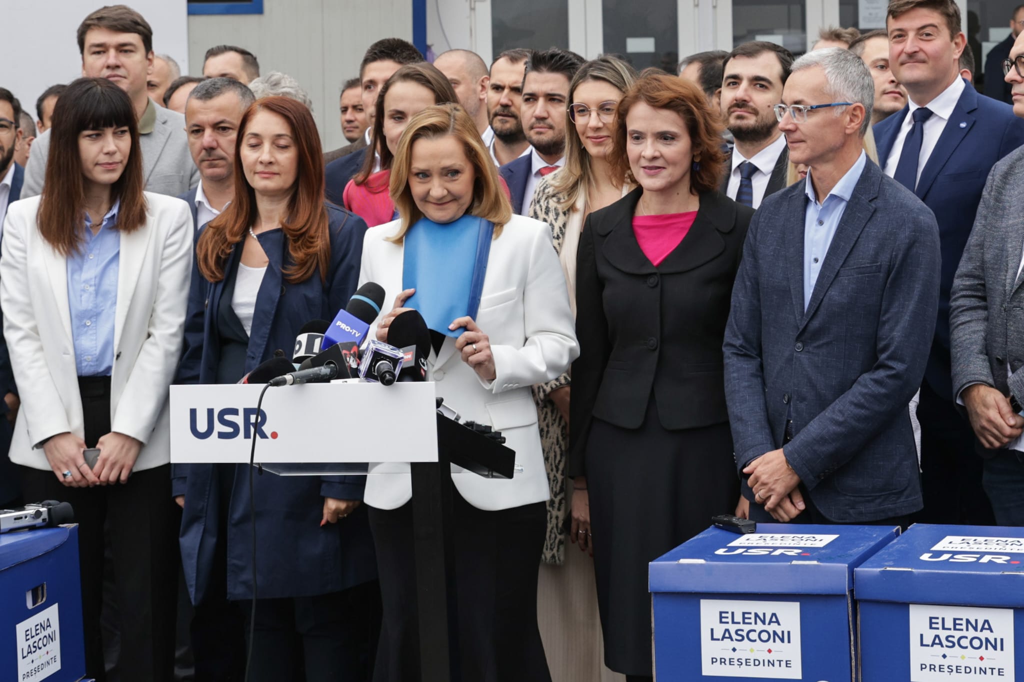 Elena Lasconi și-a depus candidatura la prezidențiale. Atac la Nicolae Ciucă: „Asta știe să facă, să execute ordine” | VIDEO