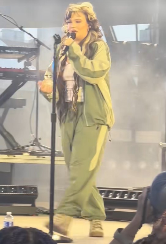 O cântăreață a leșinat pe scenă, în timpul concertului. Mesajul transmis pentru fani
