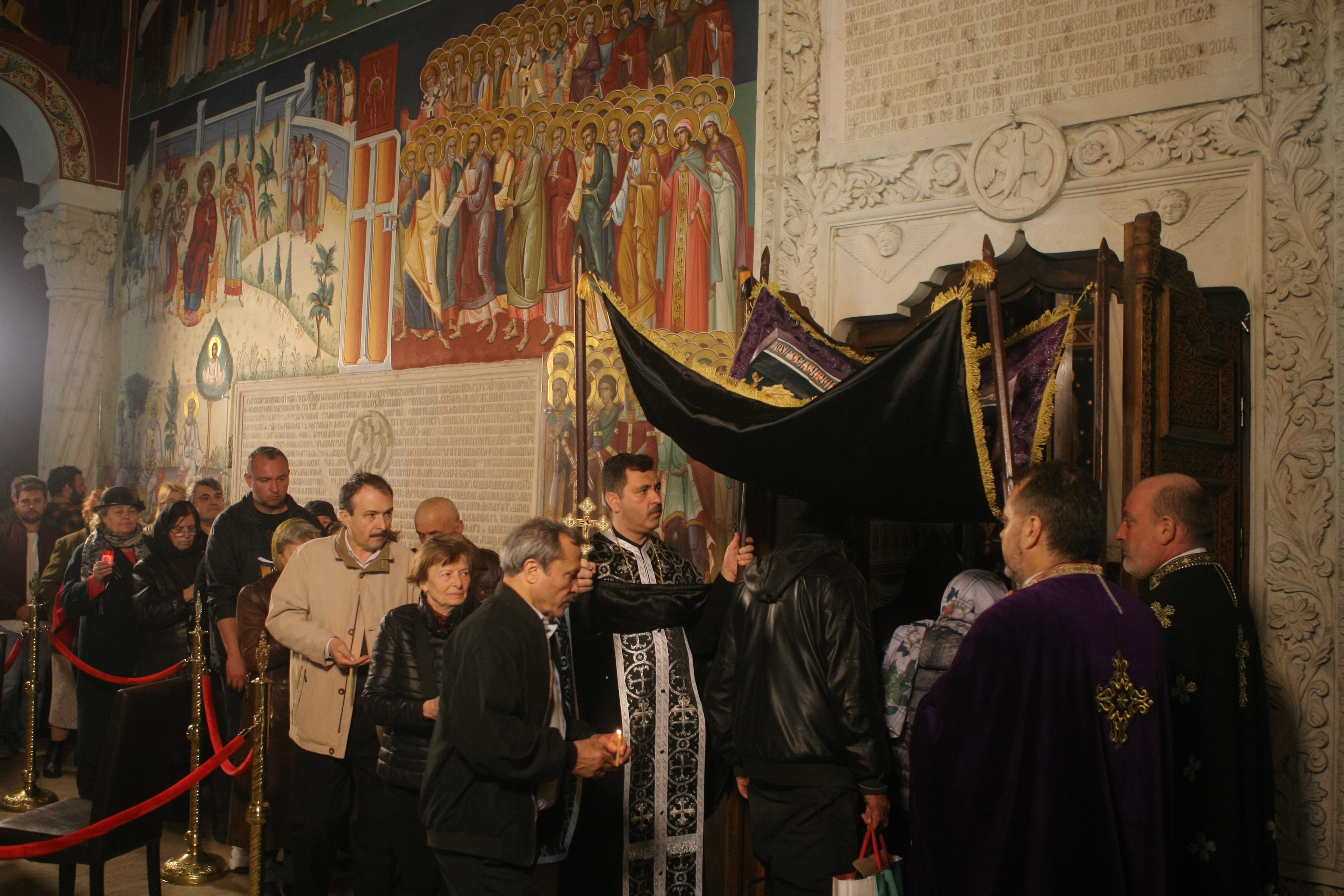 Credincioșii au participat la cântarea Deniei Prohodului la biserica Sfântul Gheorghe Nou din București GALERIE FOTO