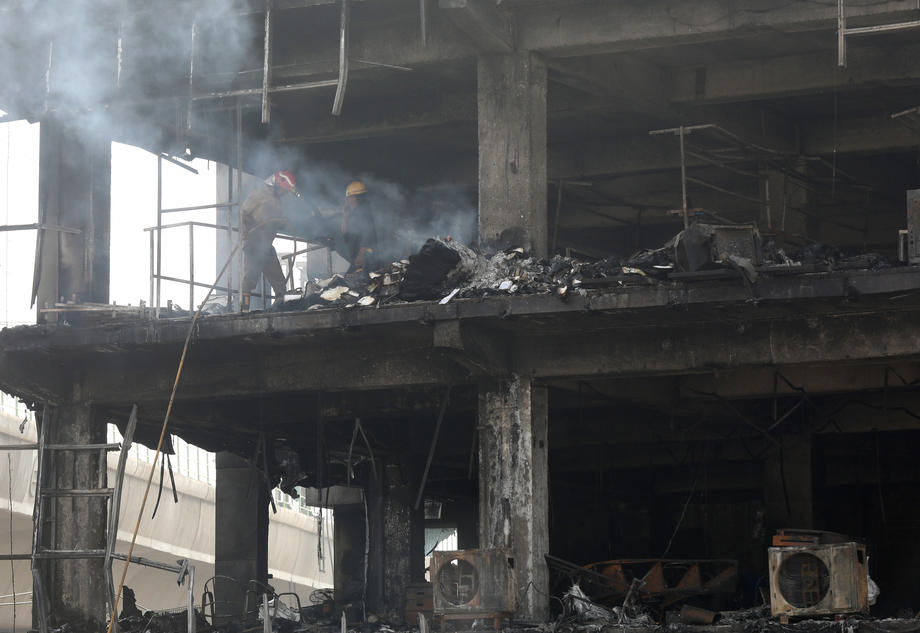 Clădire de birouri din Delhi, mistuită de incendiu. Sunt 27 de morți și zeci de dispăruți