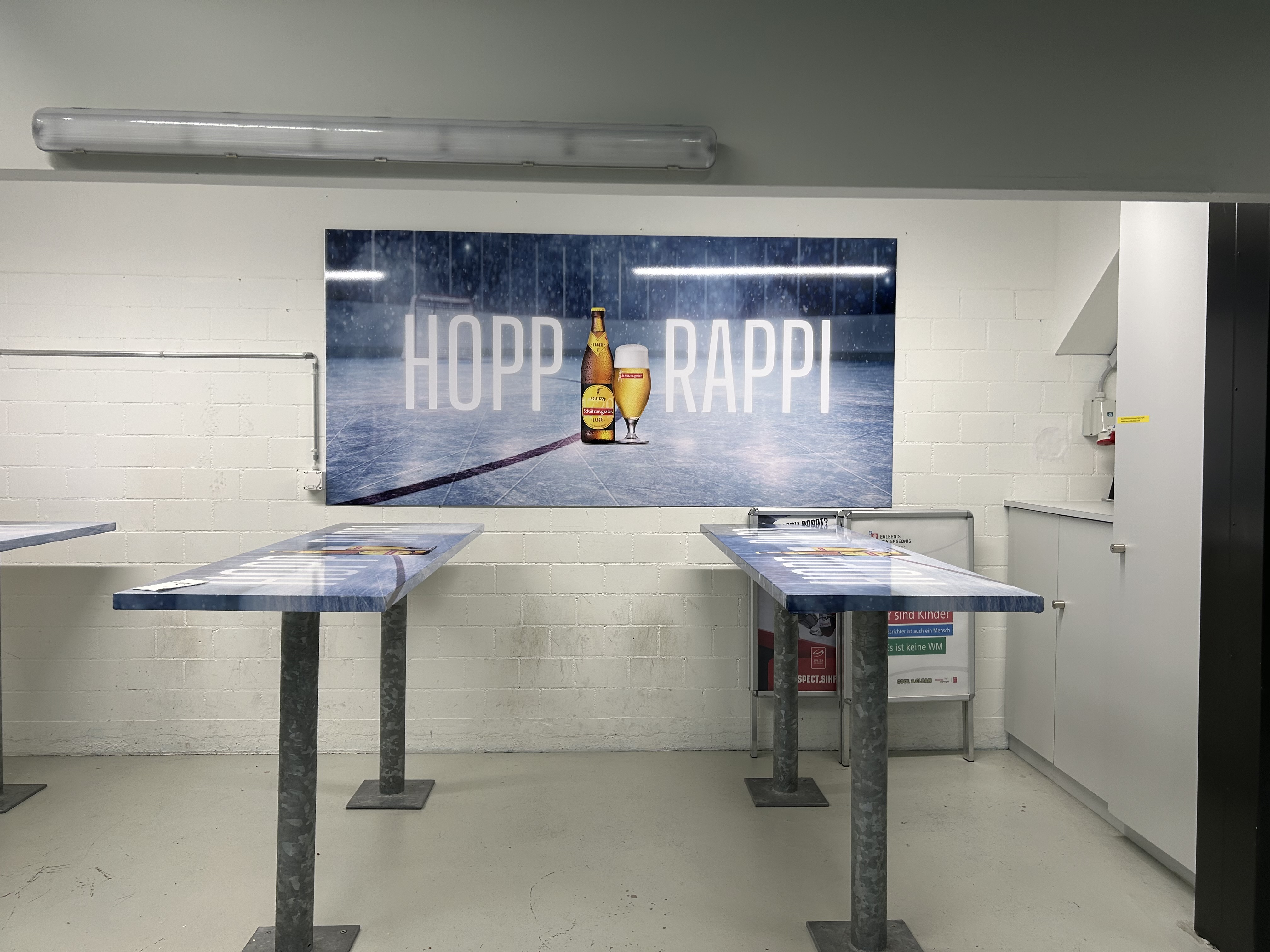 Cum am petrecut de ziua hocheiului elvețian pe gheața patinoarului din Rapperswil alături de 300 de copii: „Hop, Rappi!”