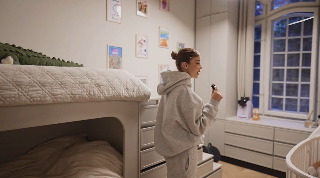 Imagini cu casa din București în care locuiește Alina Ceușan. Sora ei s-a ocupat de design și doar în reviste mai vezi așa ceva