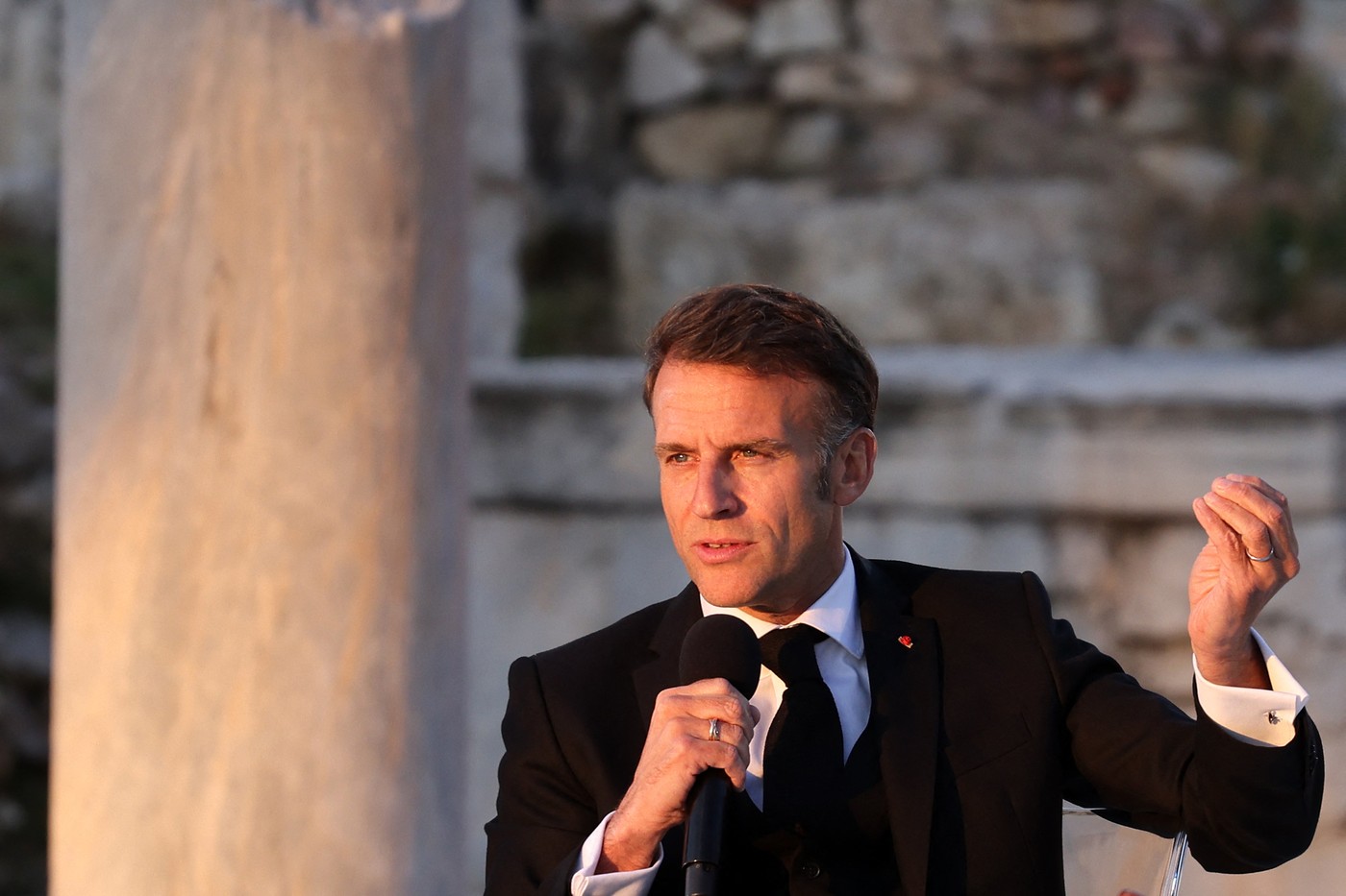 Emmanuel Macron, moment stânjenitor la întâlnirea cu soția lui Erdoğan, la Summitul NATO de la Ankara. Gestul nepotrivit făcut de președintele Franței