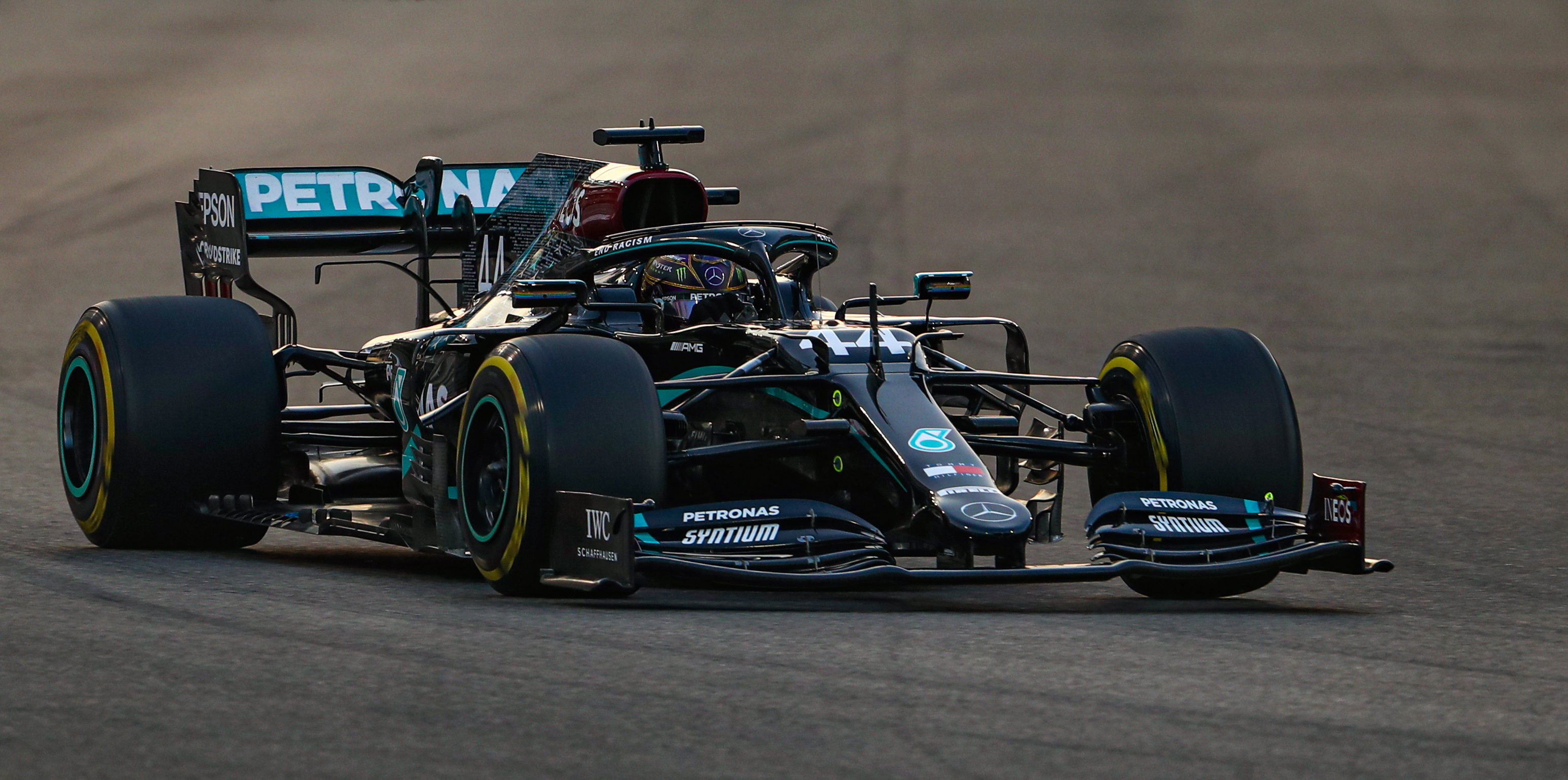 Lewis Hamilton maradását készpénznék veszik a Mercedesnél: megszólalt a  Formula–1-es csapat igazgatója - Sportal.hu