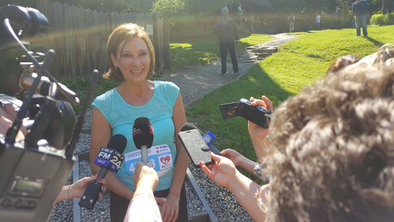 FOTO / VIDEO | Carmen Iohannis a alergat la SemiMaratonul Sibiului. Președintele a așteptat-o la linia de finnish