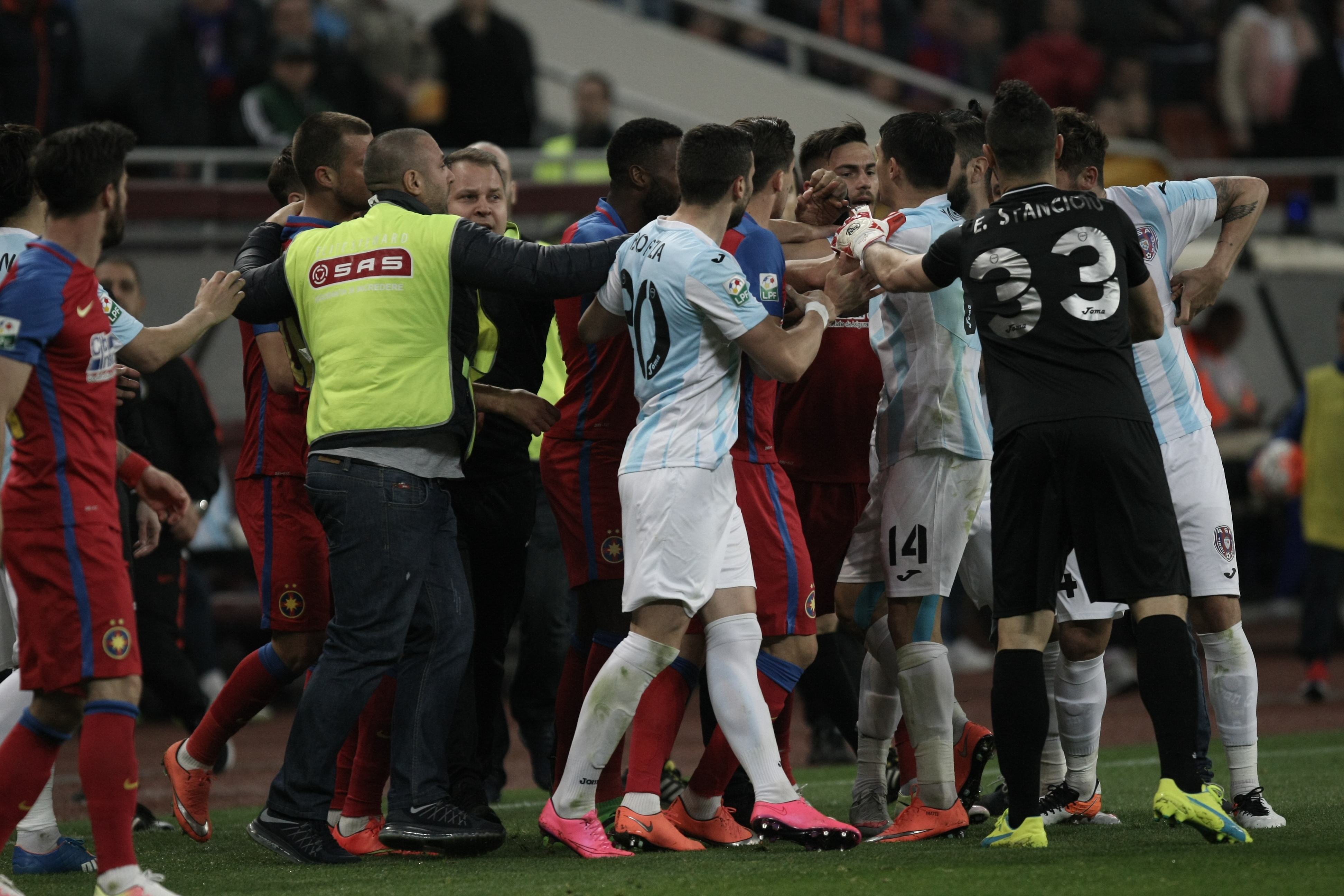Crăciunescu, revoltat că stewarzii au intrat pe teren la meciul Steaua - ASA: ”Ce facem, aducem trupele speciale?” | GALERIE FOTO