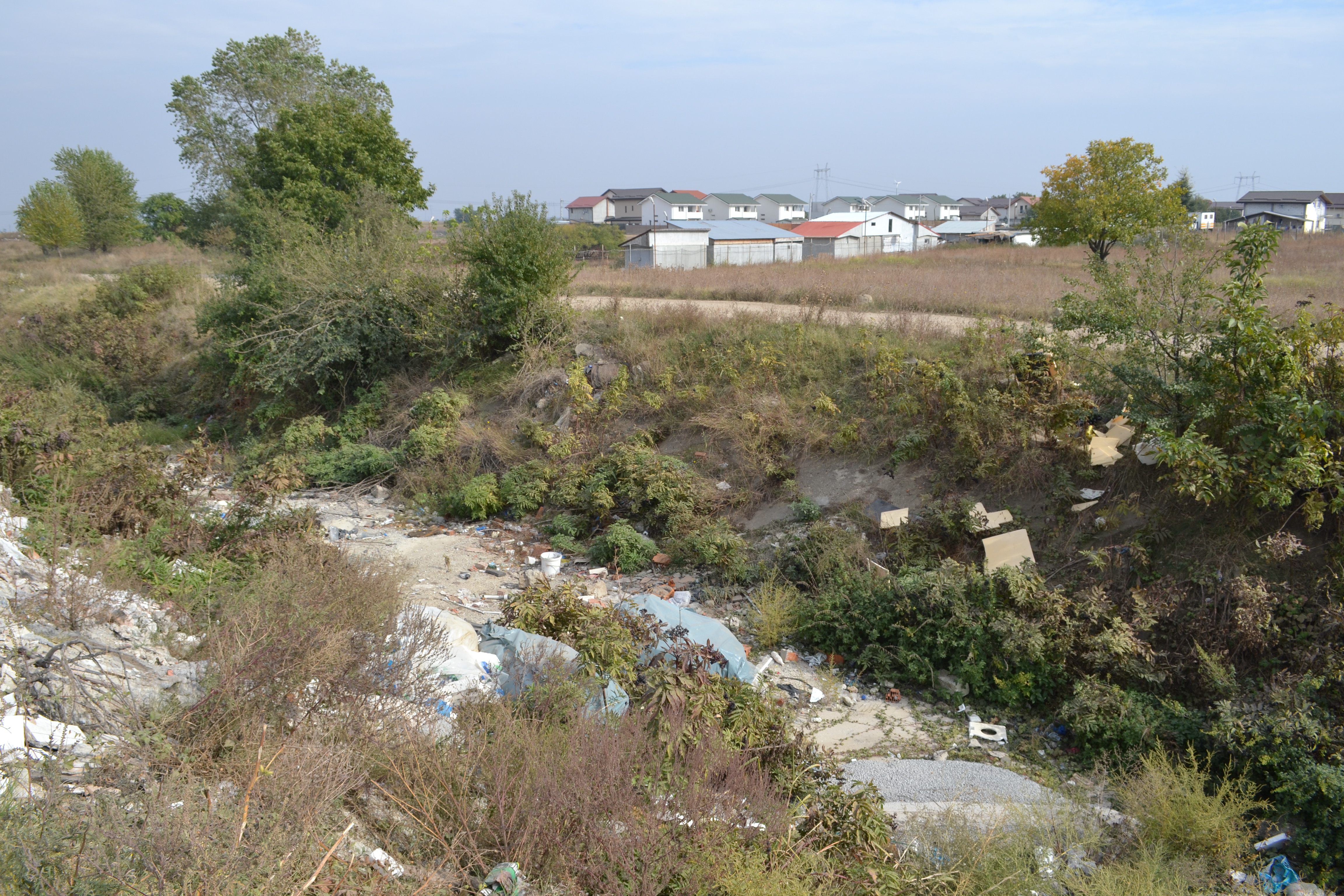 VIDEO | Canalul de irigații de lângă București e înfundat cu tone de gunoi. Autoritățile nu găsesc nici soluțiile, nici vinovații, dar vor să monteze camere de supraveghere!