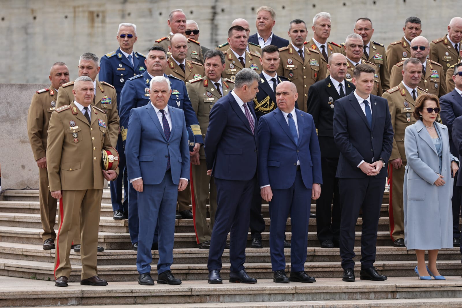 Ziua Forțelor Terestre 2025. Ilie Bolojan a vizitat fără Marcel Ciolacu expoziția de echipamente și tehnică militară din Parcul Carol | VIDEO