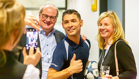 Saki abból él, hogy kiköpött mása Cristiano Ronaldónak, és még a labdával is boszorkányosan ügyes