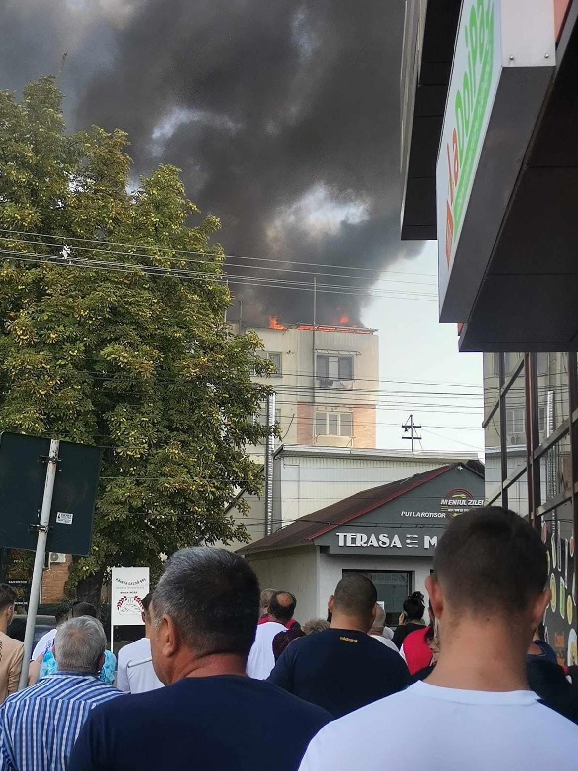 Incendiu la acoperișul unui bloc din Huși. Zeci de persoane au fost evacuate