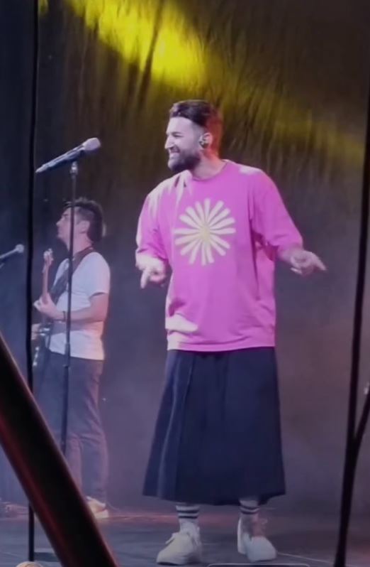 Octavia Geamănu l-a ironizat pe Smiley, după ce a purtat tricou roz și pantaloni largi: „E prea de tot”. Fanii artistului au criticat-o aspru pe fosta prezentatoare