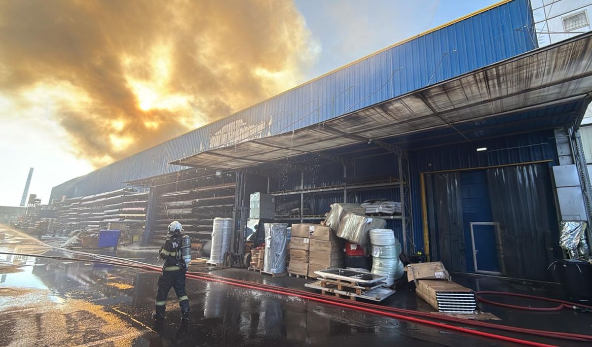 Incendiu puternic la un depozit de pe Bulevardul Iuliu Maniu din București. A fost emis un mesaj RO-Alert