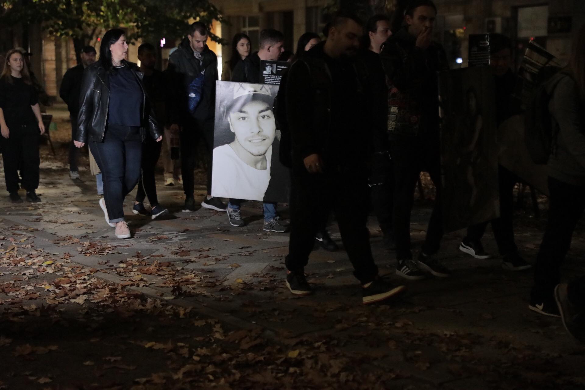 Marș în memoria victimelor de la Colectiv. Fotografiile tinerilor care au murit au fost așezate în fața Parchetului