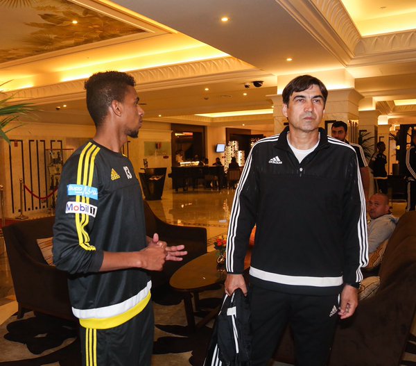 Victor Pițurcă scoate untul din fotbaliștii săi pe plaja din Dubai / GALERIE FOTO