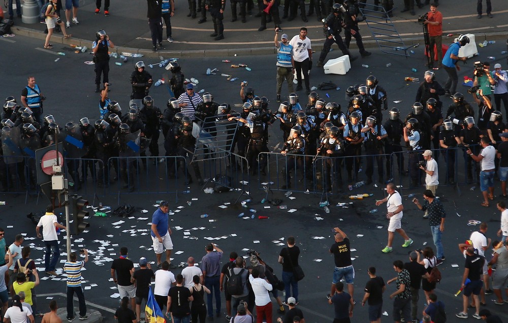 UPDATE. Război de stradă între jandarmi și huligani, în Piața Victoriei. 452 de persoane rănite / VIDEO&FOTO