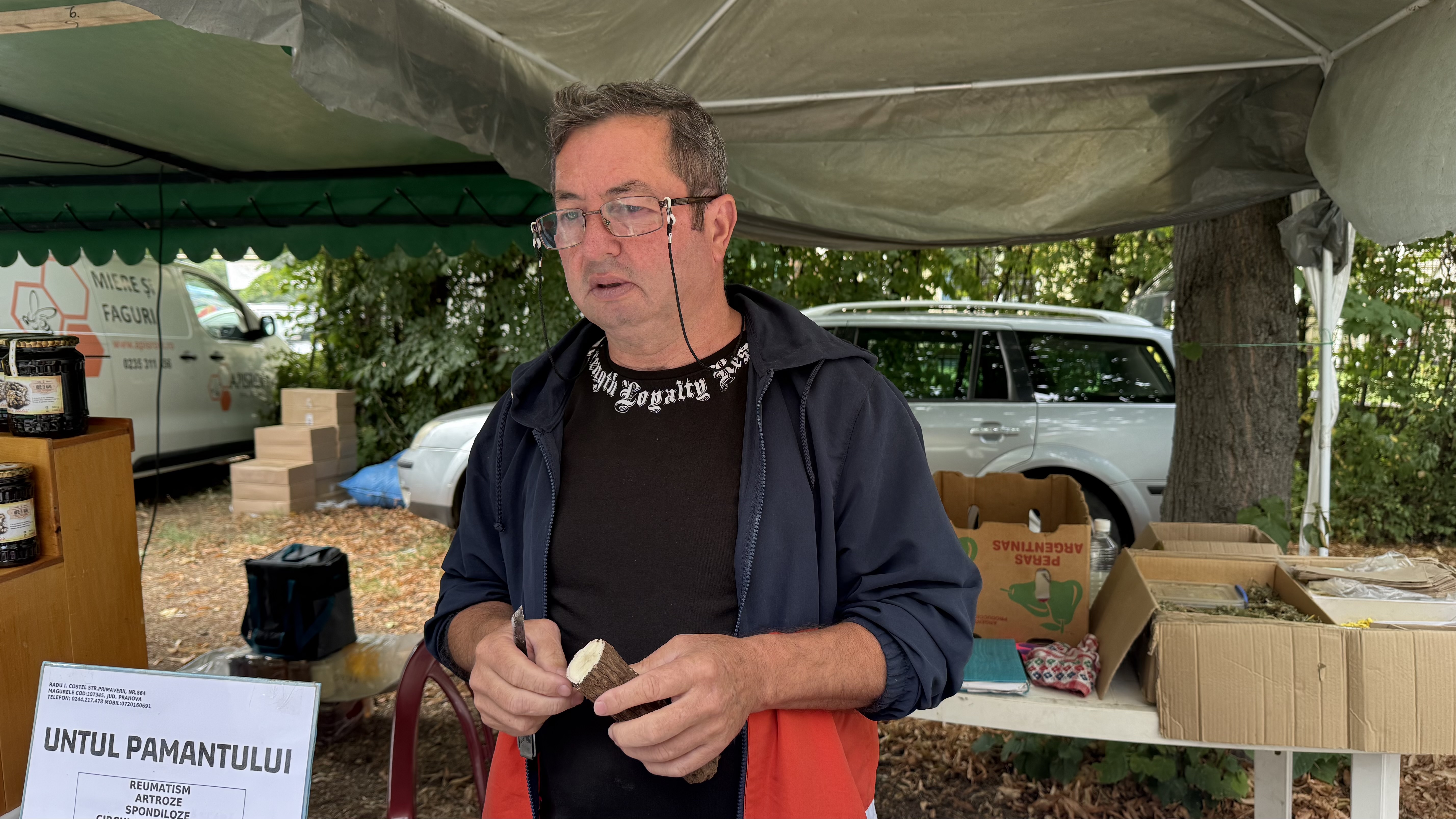 „O să ardă, dar nu vă speriați”. Printre rădăcini și plante medicinale, un prahovean duce mai departe secretele naturii, vindecând suferințe cu leacuri miraculoase