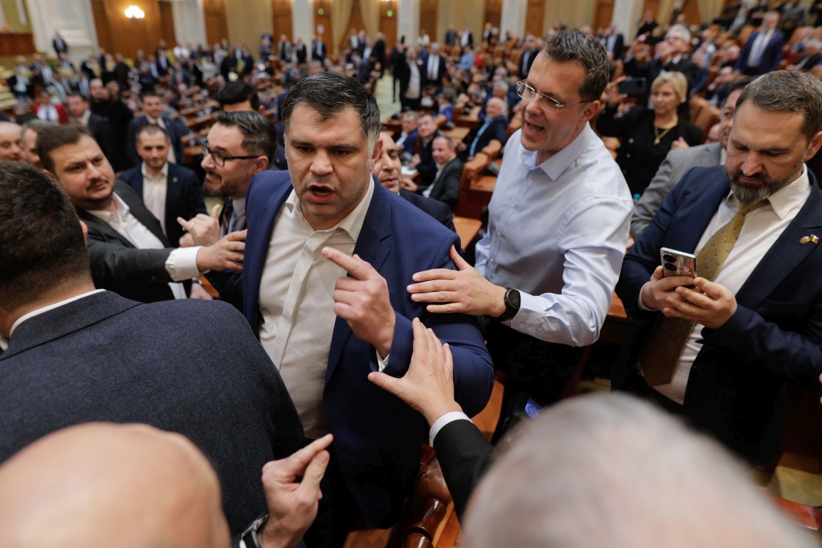 Tensiuni în Parlament la dezbaterea bugetului. Doi deputați AUR și PSD s-au certat cu UDMR: „Miroși a palincă, mă!”. Daniel Ghiță l-a tras de ureche pe un parlamentar USR