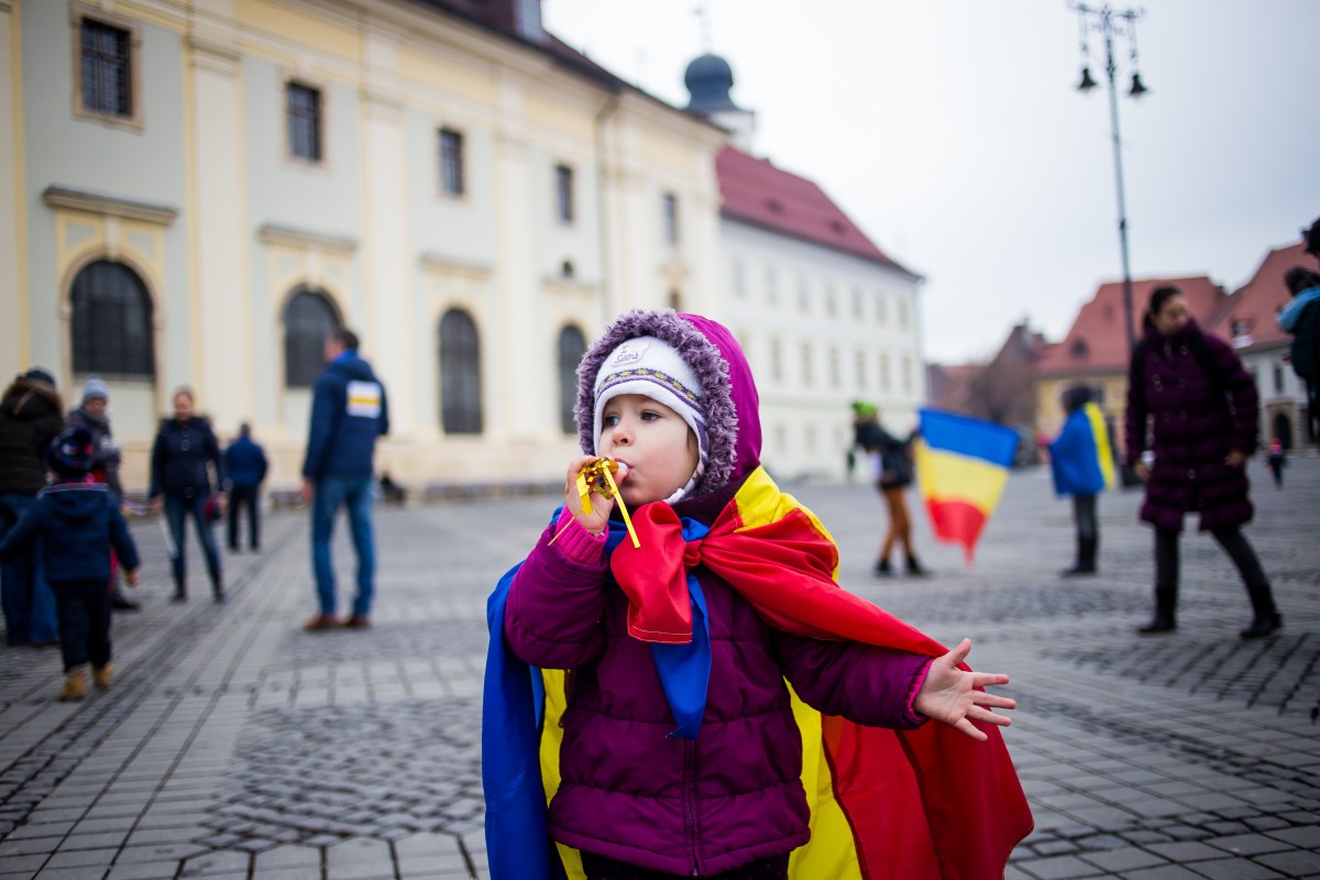Protest al copiilor în Sibiu. Jandarmii le-au oferit dulciuri celor mici