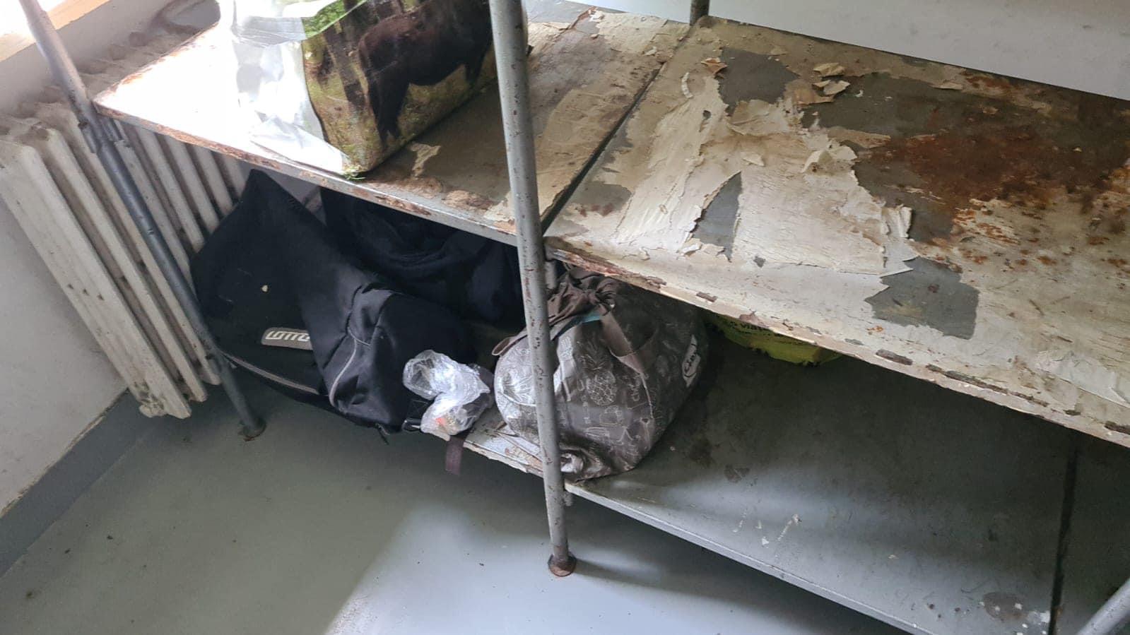 Problemele de la Academia de Poliție au fost reclamate de mai multe ori. În primăvară, un fost student arăta viermi în mâncare, mucegai și toalete ruginite: „Au verificat telefoanele să vadă cine a trimis imaginile”