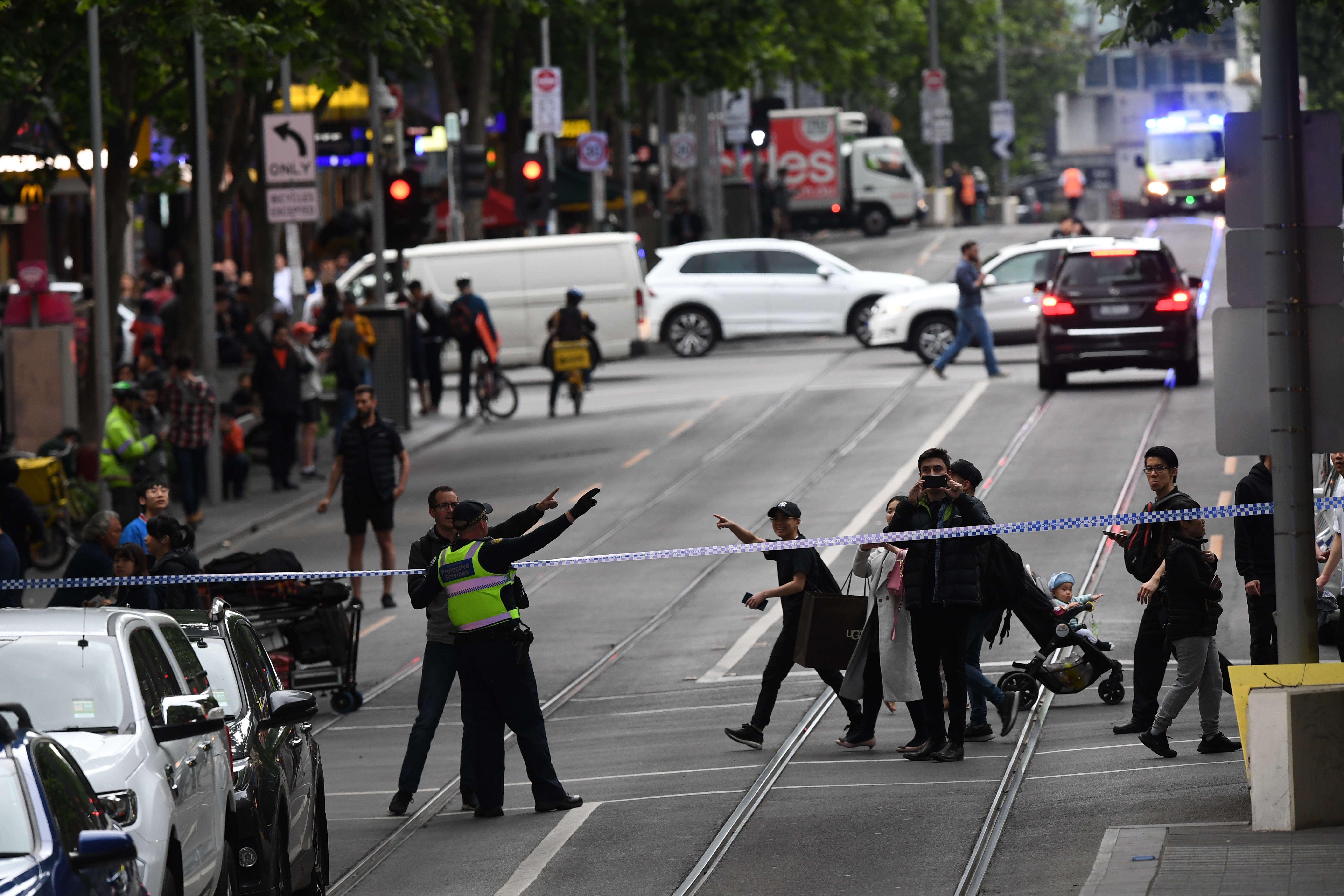 UPDATE / Atac terorist la Melbourne: Un bărbat și-a dat foc la mașină și apoi a înjunghiat mai mulți trecători (FOTO & VIDEO)