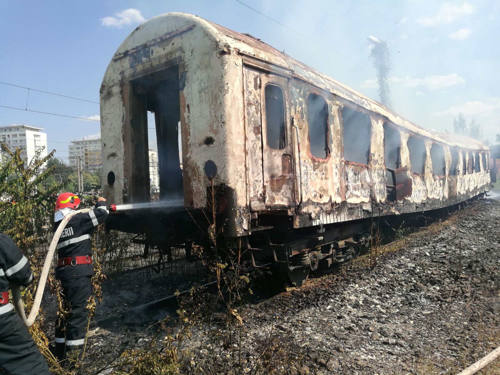 UPDATE: Incendiu în Gara Basarab, la un vagon dezafectat. Pompierii au stins flăcările - FOTO