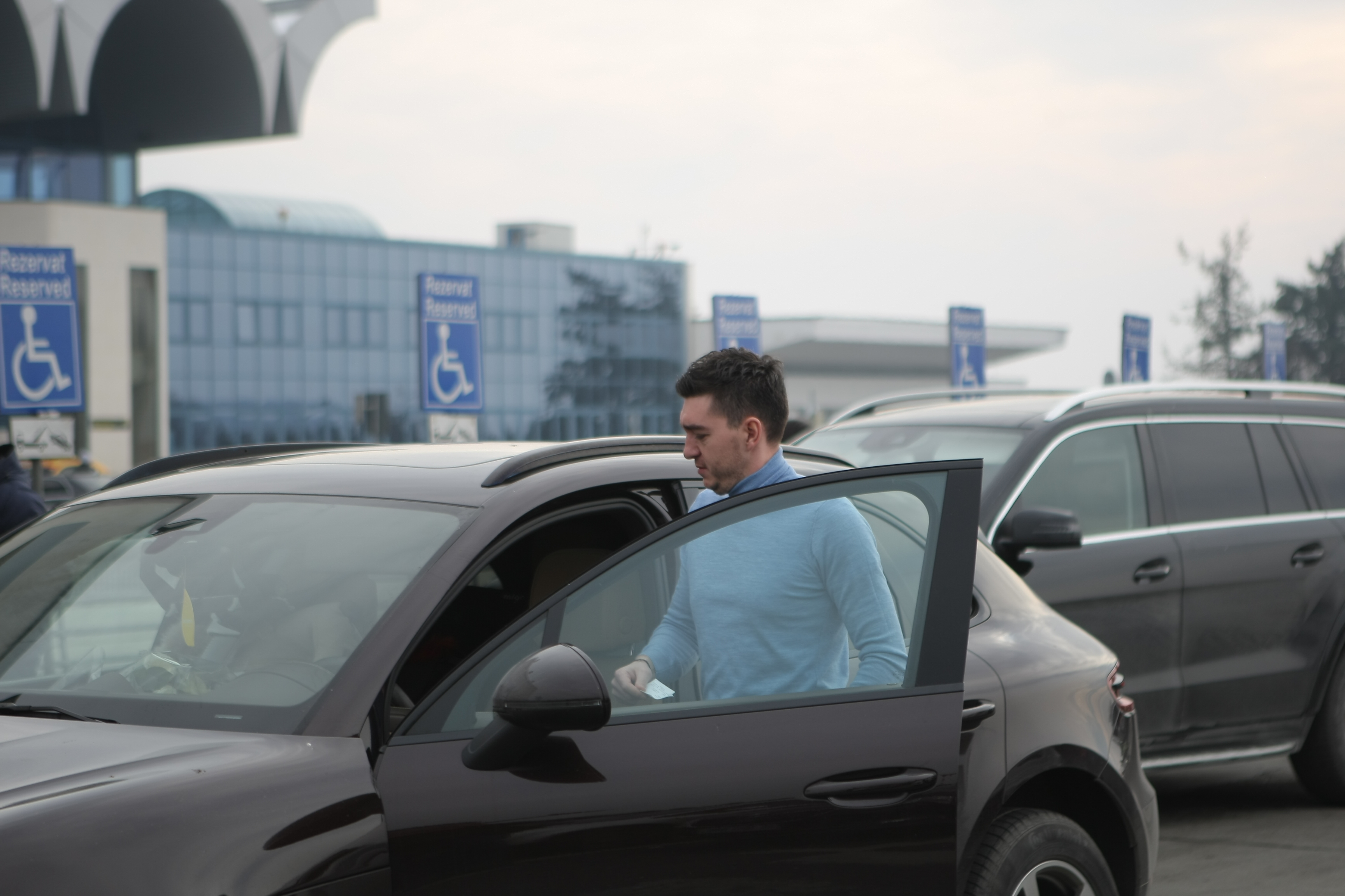 Simona Halep s-a întors acasă supărată și accidentată. A refuzat primirea la Salonul Oficial. Îmbulzeală la aeroport / GALERIE FOTO