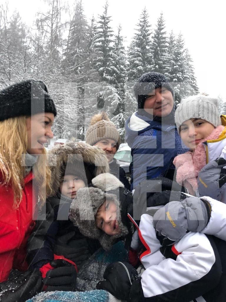 EXCLUSIV | Primele fotografii cu clanul Borcea! De sărbători, omul de afaceri și-a strâns laolaltă cei șapte copii pe care îi are cu patru femei!