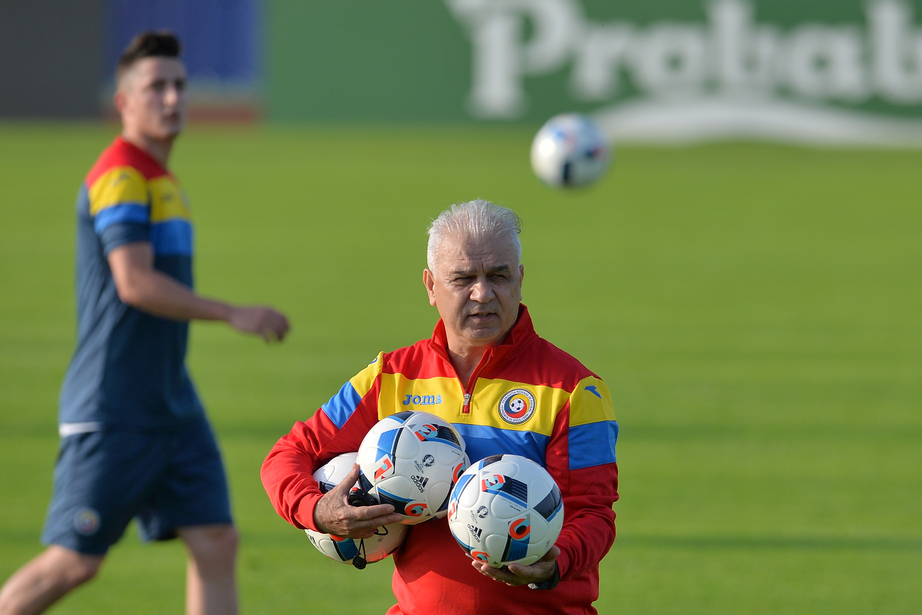 Euro 2016. Corespondență din Franța. Chiricheș a rezistat testelor la care a fost supus la primul antrenament efectuat de națională în Franța. ”Nea Puiu, hai cu iconița!” FOTO&VIDEO