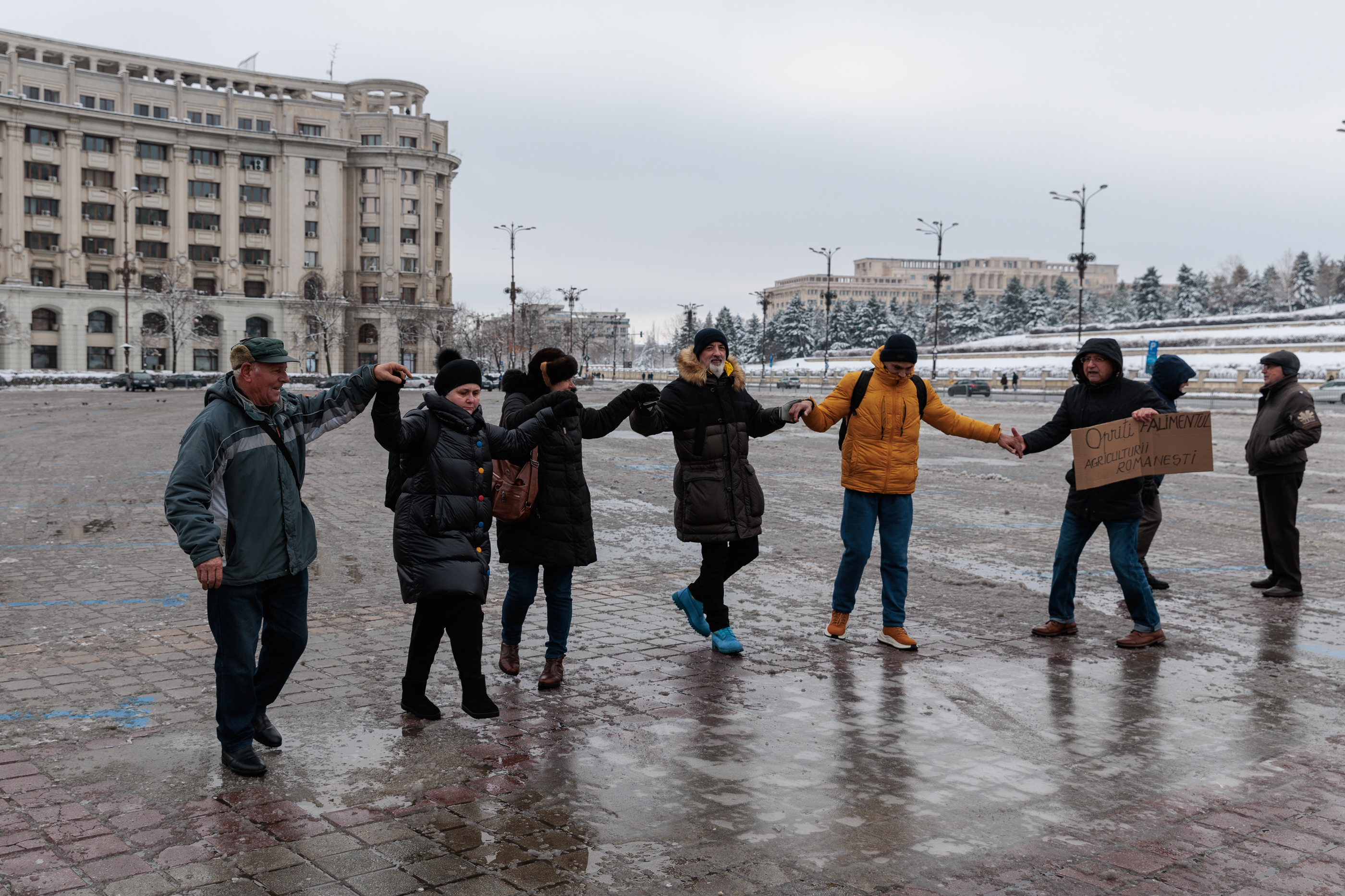 REPORTAJ. Ce nu s-a văzut la TV de la adevăratul protest al transportatorilor și fermierilor: „Ne învățăm copiii să plece în altă parte. Nu putem să-i condamnăm la sărăcie”