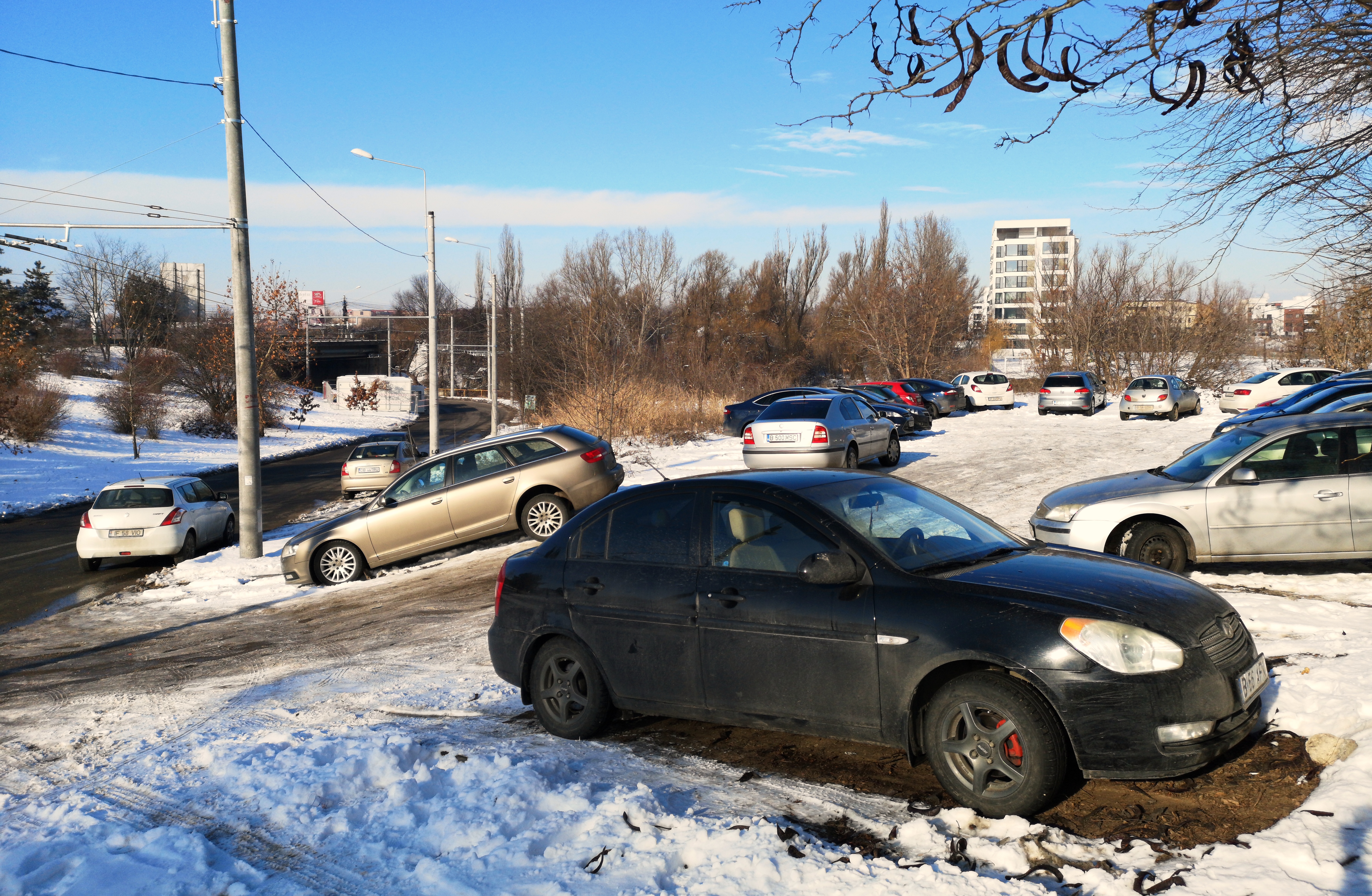 FOTO | Parcarea de 365 de milioane de lei zace goală. Șoferii aleg să parcheze lângă clădirea Străulești inaugurată acum două luni