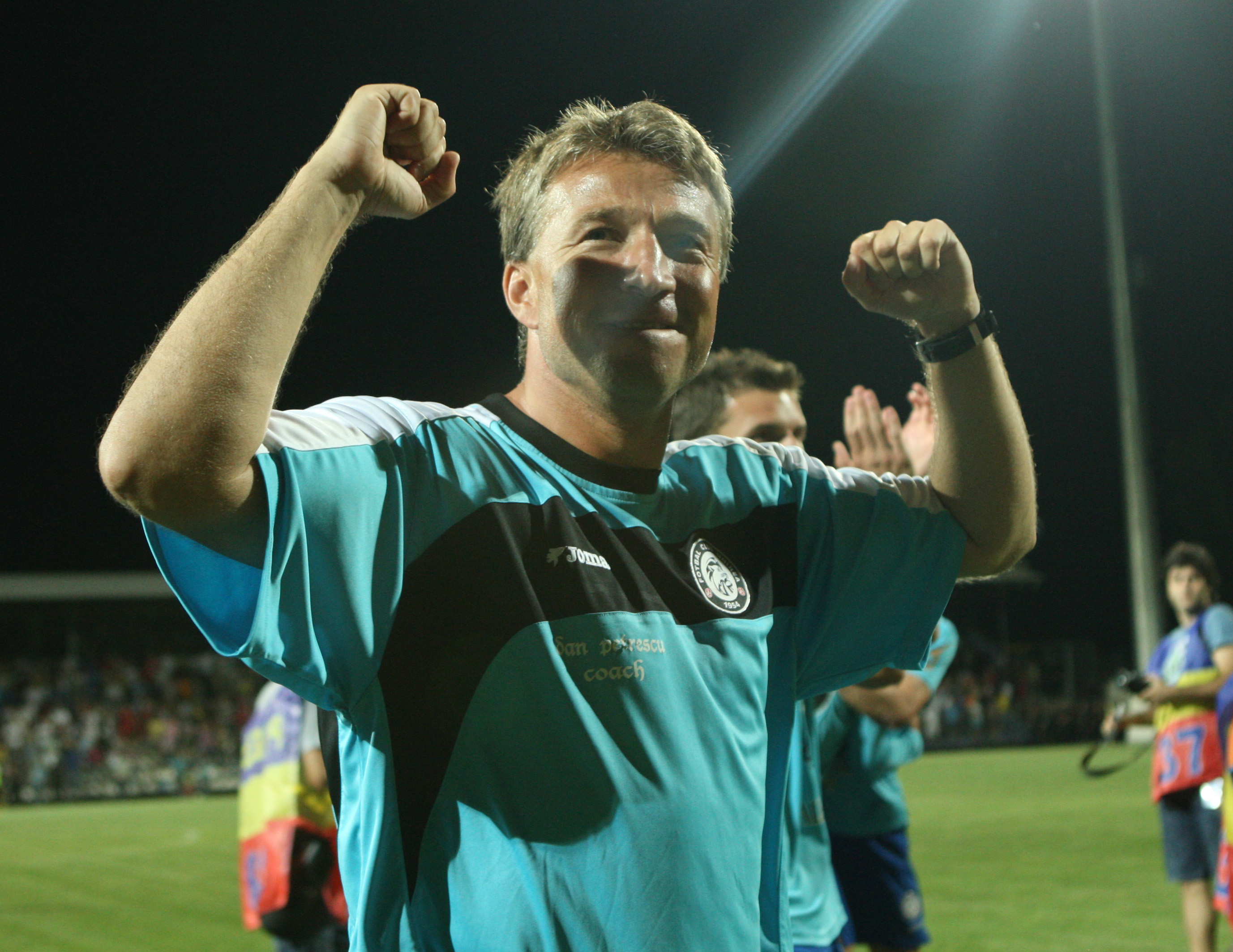 Dan Petrescu, cel mai tare antrenor din Generația de Aur. ”Bursucul”, aproape de al doilea titlu în România