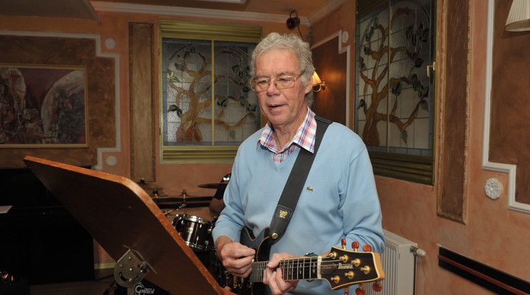 Felesége halála után a 80 éves Solymos Tónira rátalált a szerelem: új párjával közösen járnak a temetőbe az elhunyt kedveséhez - "Ő gondozza a sírt"